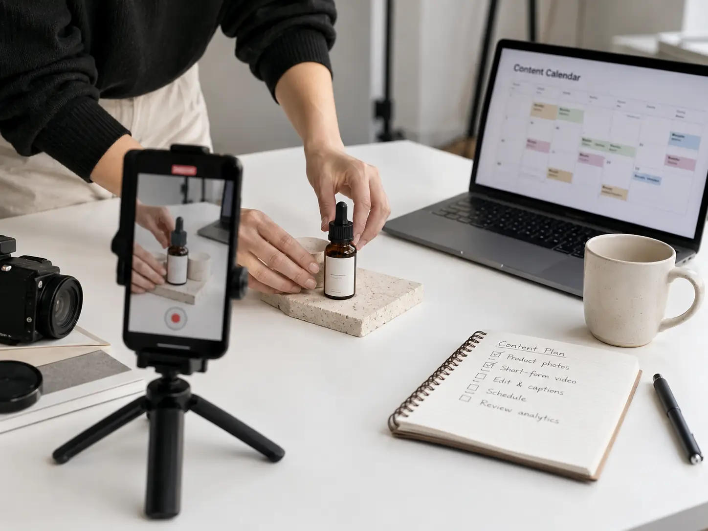 Producción de contenido de producto con celular y trípode